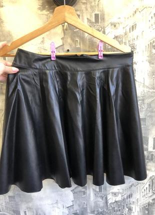 Черная юбка мини faux leather