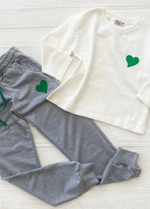 Спортивний костюм на дівчинку біла кофта та сірі штани принт зелене серце . виробник туреччина.