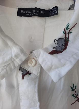 Белая базовая рубашка рубашка блуза с коалами от бренда bershka размер s4 фото