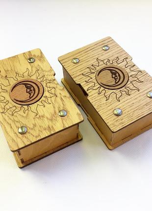 Дерев'яна коробочка з гравіюванням сонце і місяць для таро