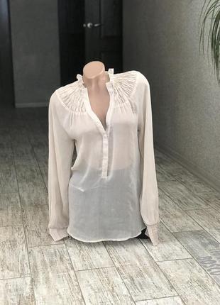Красивая бежевая блуза