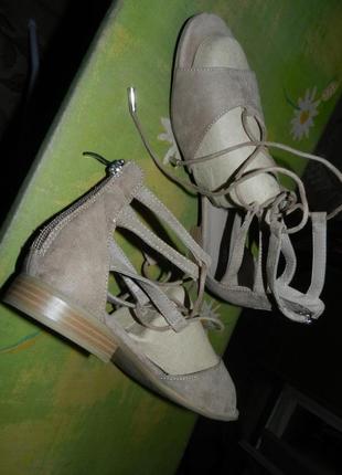 Пудровые,замшевые,беж босоножки на шнуровке,замочке и полиуретане,gracеland,германия3 фото