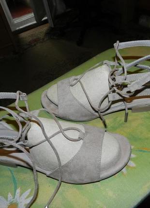 Пудровые,замшевые,беж босоножки на шнуровке,замочке и полиуретане,gracеland,германия8 фото