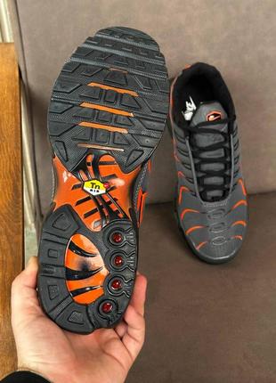 Air max plus black orange4 фото