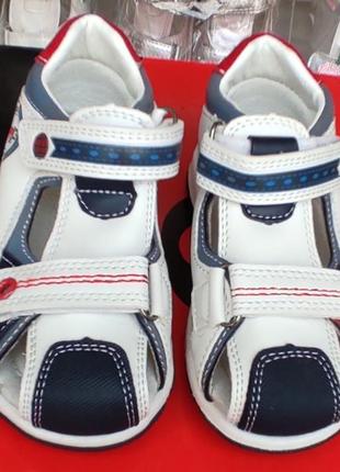 Босоножки сандалии для мальчика закрытые белые с синим 26(16,3),27,(16,7)30(18,8)7 фото