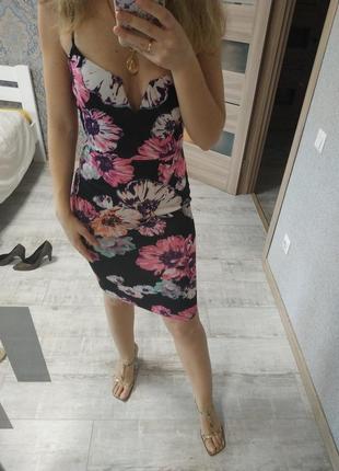 Красивое платье миди с красивым декольте в цветы