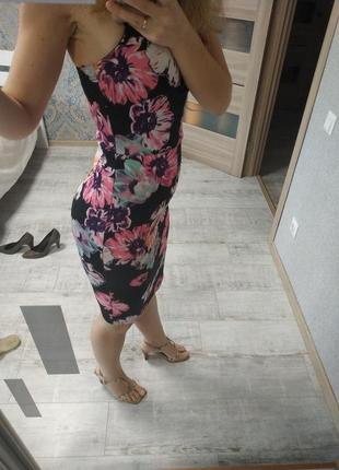 Красивое платье миди с красивым декольте в цветы3 фото