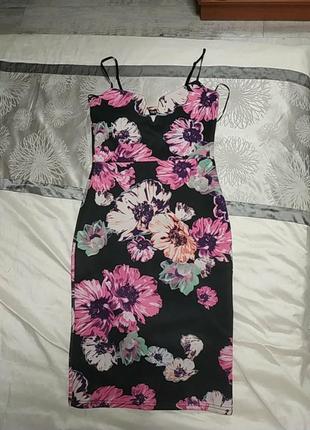 Красивое платье миди с красивым декольте в цветы4 фото