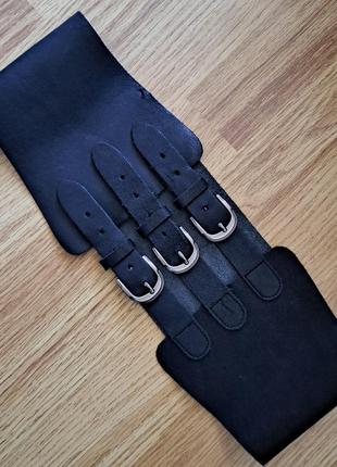 Широкий кожаный пояс