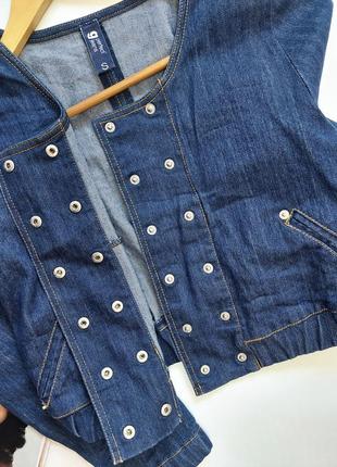 Жіноча джинсова коротка синя куртка/кроптом на кгопках від бренду gina tricot5 фото