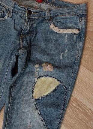 Необычные светлые джинсы клеш с нашивками forever 213 фото