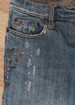 Необычные светлые джинсы клеш с нашивками forever 215 фото