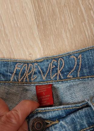 Необычные светлые джинсы клеш с нашивками forever 218 фото