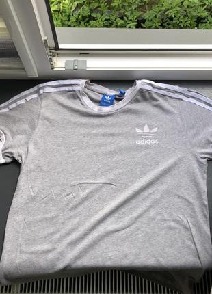 Футболка adidas на лампасах s