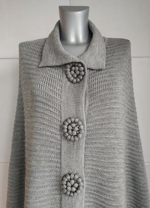 Стильный шерстяной свитер-пончо etincelle couture серого цвета с декором на планке2 фото