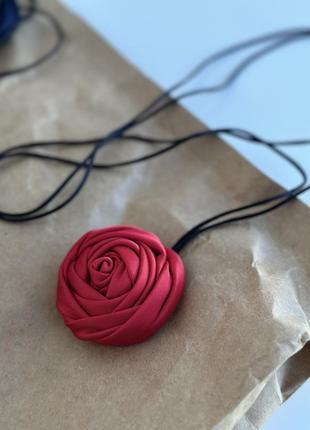 Тренд роза на шею атласный цветок на шнурке чокер роза шелковая красная3 фото