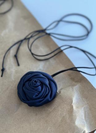 Тренд роза на шею атласный цветок на шнурке чокер роза шелковая темно синяя2 фото