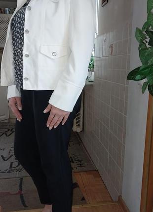 Біла гарна курточка- піджак/ косуха