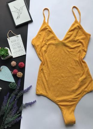 Трендовый оранжевый боди в рубчик на тонких бретельках / горчичный боди