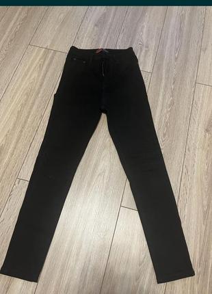 Классные черные джинсы