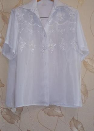 Блузка белая с машинной вышивкой1 фото