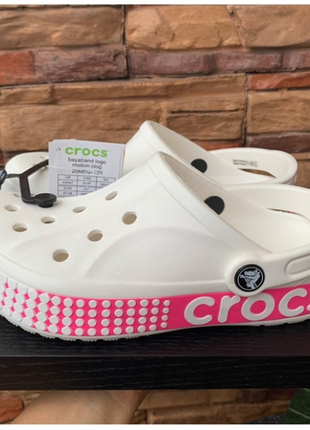 Crocs bayaband logo motion clog white женские кроксы сабо летние шлепанцы босоножки сандалии