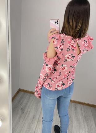 Розовая блуза в цветы с разрезами на плечах от h&amp;m,новая,м3 фото