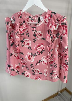 Розовая блуза в цветы с разрезами на плечах от h&amp;m,новая,м4 фото