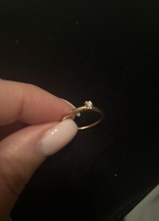 Золотая кольца с бриллиантом 17.5 размер5 фото