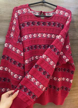 Женский свитер ярко розового цвета с цветочками