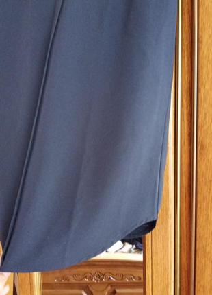 Платье с кружевной вставкой и поясом, темно-синего цвета9 фото