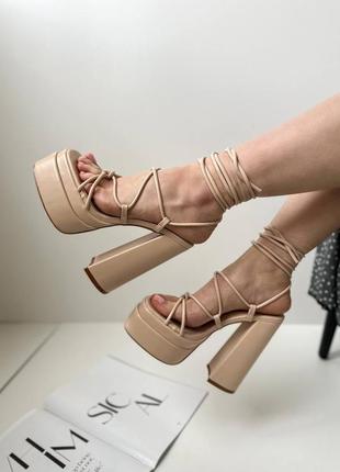 Босоніжки на високій платформі