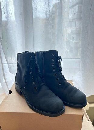 Демисезонные ботинки из нубука clarks