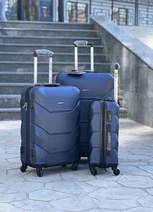 Качественный чемодан,польнее,противоударный пластик,ухие размеры,кодовый замок,wings4 фото