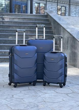 Качественный чемодан,польнее,противоударный пластик,ухие размеры,кодовый замок,wings5 фото