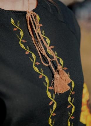 Вышиванка женская черная с подсолнухами3 фото