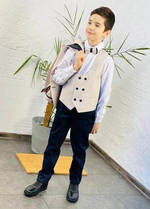 Стильный костюм хорошего качества на мальчика пиджак, рубашка, жилетка, бабочка и стильные брюки.3 фото