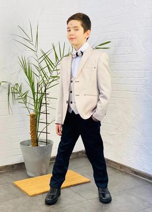 Стильный костюм хорошего качества на мальчика пиджак, рубашка, жилетка, бабочка и стильные брюки.2 фото