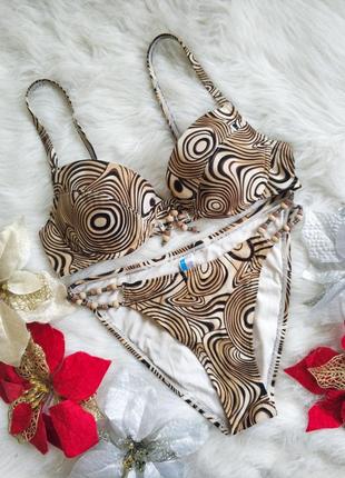 Яскравий купальник censored