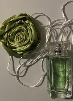 Нежное украшение розы из атласа