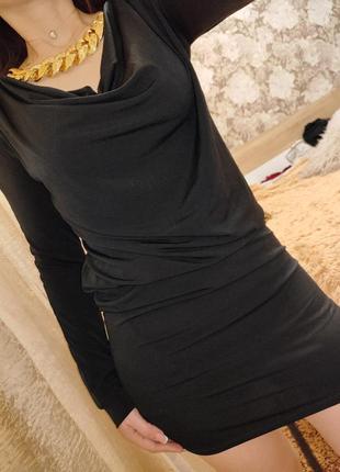 Чёрное платье с цепью4 фото
