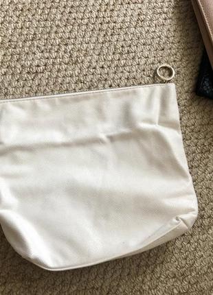 Вместительная удобная косметичка от clarins ⭐️