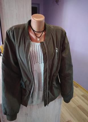 Стильна куртка-бомбер, колір хакі,на блискавці з кишенями з боків