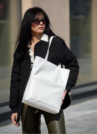 Стильная белая женская сумка шоппер из матовой эко-кожи с большим карманом на молнии и двумя ручками