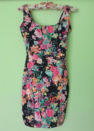 Стильное платье в цветочный принт