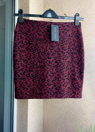 Красивая стильная юбка трикотажная мини цвета марсала в модный принт аналитический4 фото