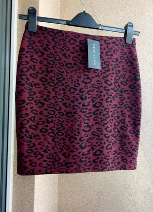 Красивая стильная юбка трикотажная мини цвета марсала в модный принт аналитический5 фото