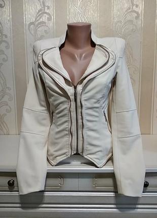 Жакет на блискавці, attentif.