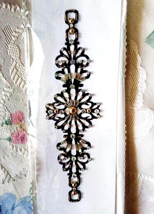 Чудове, багате бінді зі стразами.