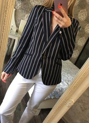 Класичний піджак у смужку